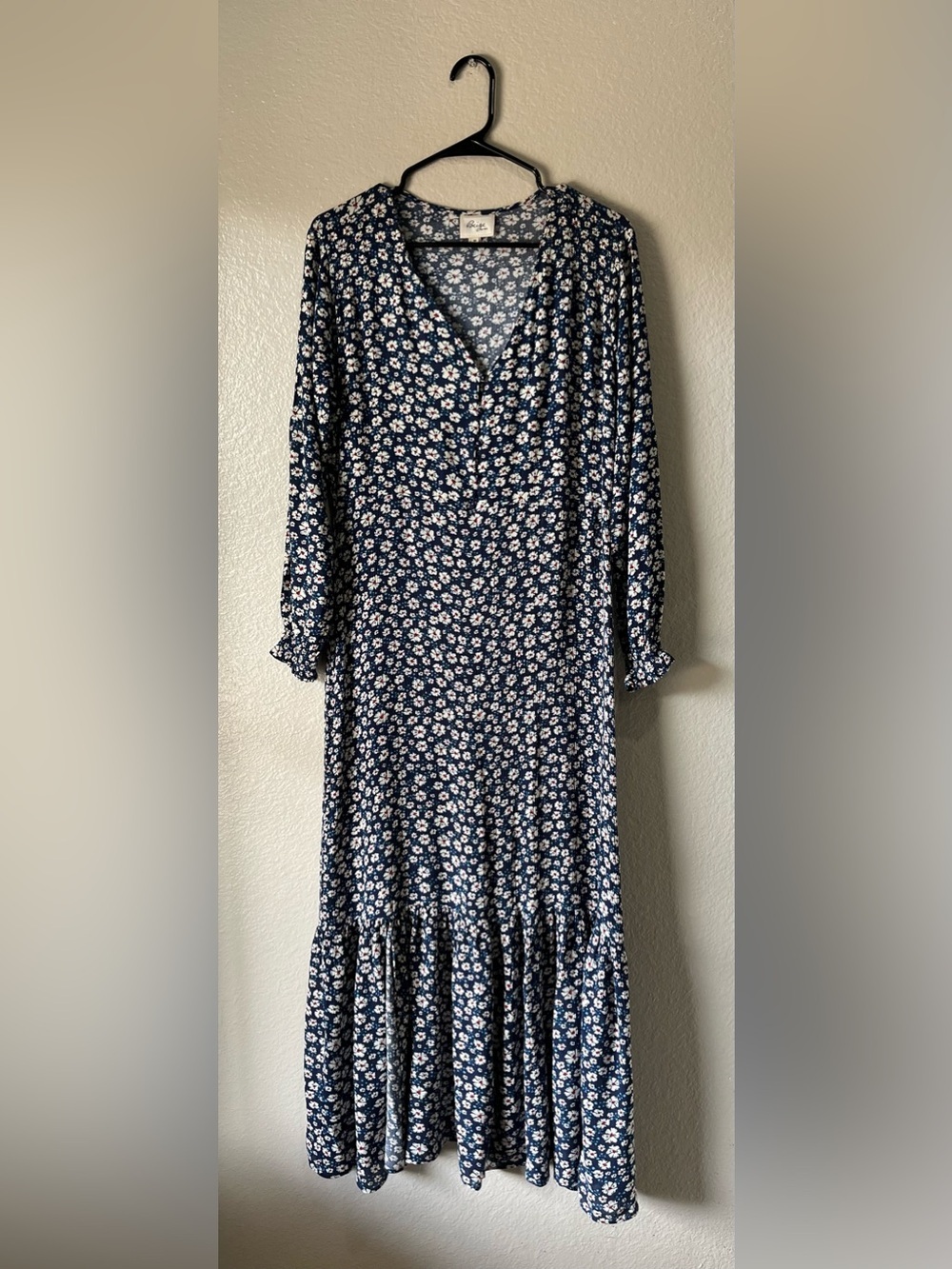 Beige by eci Navy Floral Long-Sleeve Maxi Dress Sz M bohemian Flowy Chic TC0539